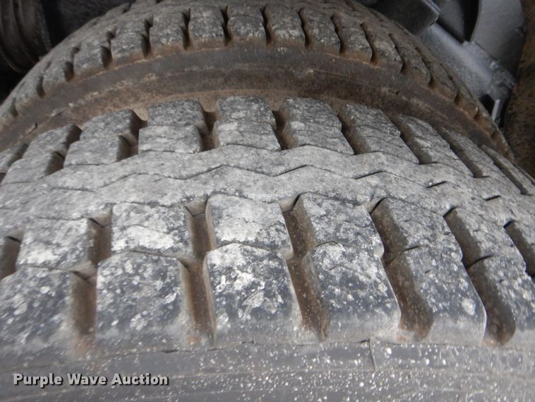 image for item GM9076 2004 International 7600  hook lift truck