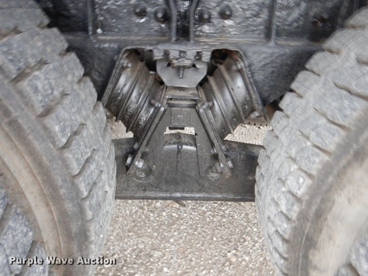 image for item GM9076 2004 International 7600  hook lift truck