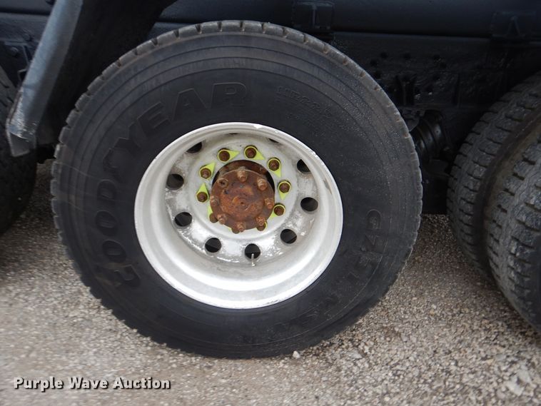 image for item GM9076 2004 International 7600  hook lift truck