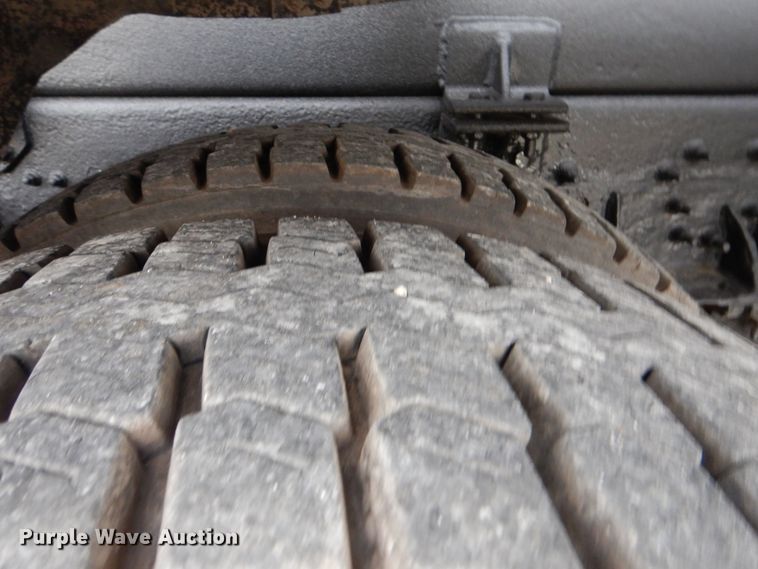 image for item GM9076 2004 International 7600  hook lift truck