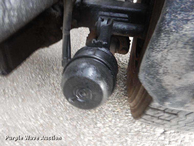 image for item GM9076 2004 International 7600  hook lift truck