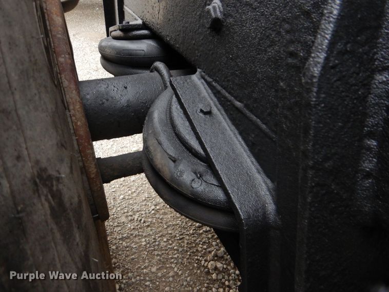 image for item GM9076 2004 International 7600  hook lift truck