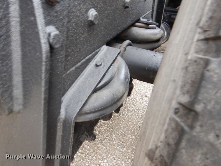 image for item GM9076 2004 International 7600  hook lift truck