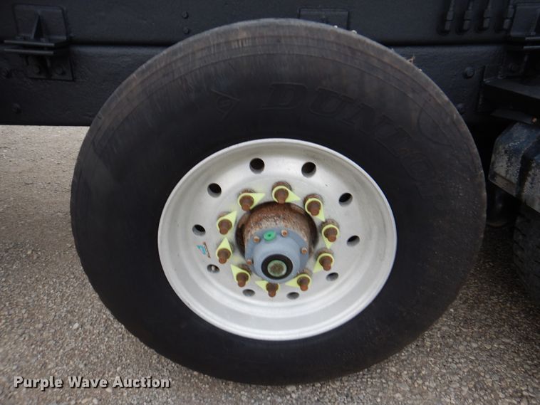 image for item GM9076 2004 International 7600  hook lift truck