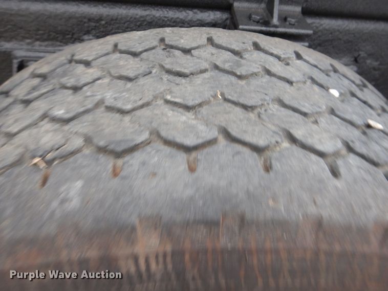 image for item GM9076 2004 International 7600  hook lift truck