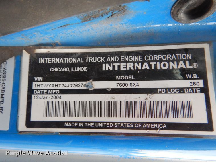 image for item GM9076 2004 International 7600  hook lift truck