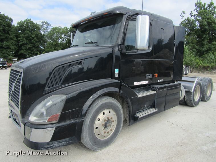 image for item GQ9048 2007 Volvo VNL semi truck