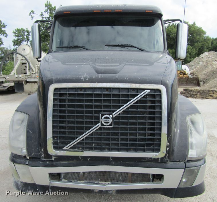 image for item GQ9048 2007 Volvo VNL semi truck