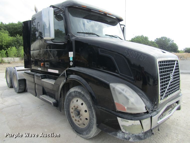 image for item GQ9048 2007 Volvo VNL semi truck