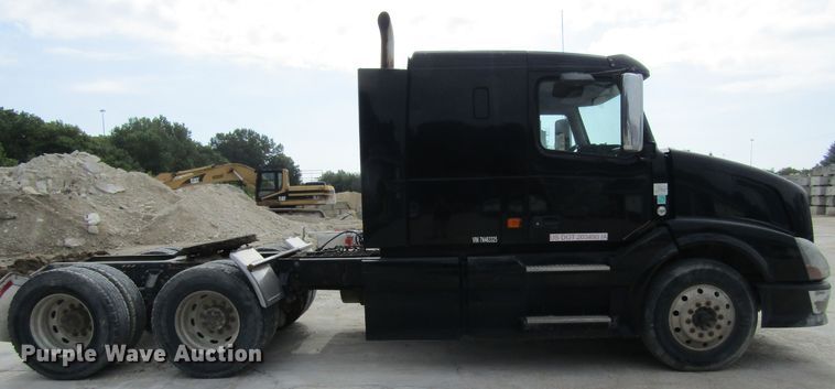 image for item GQ9048 2007 Volvo VNL semi truck