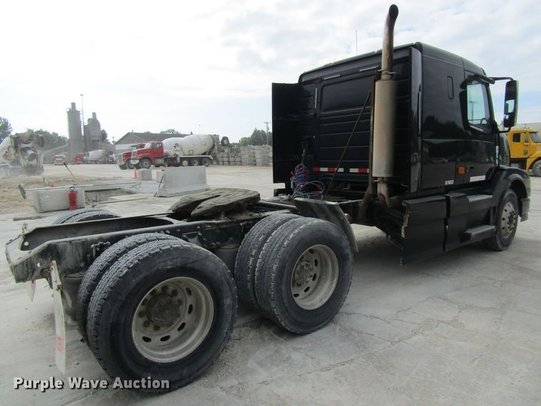 image for item GQ9048 2007 Volvo VNL semi truck