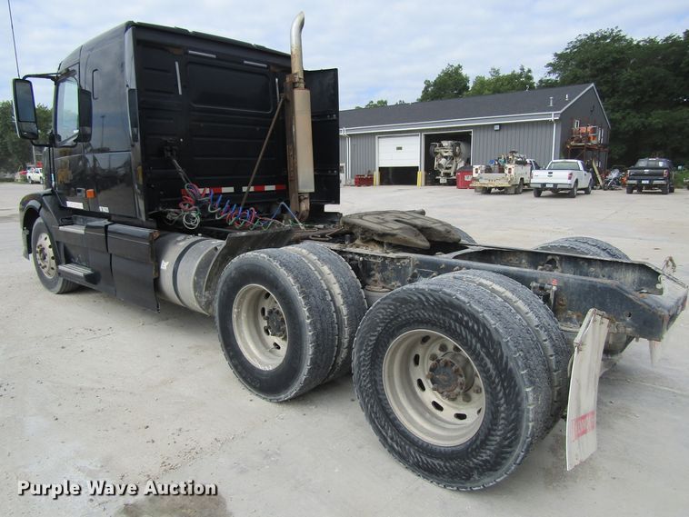 image for item GQ9048 2007 Volvo VNL semi truck