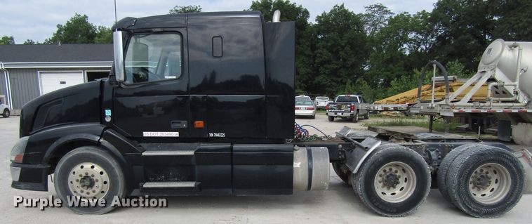 image for item GQ9048 2007 Volvo VNL semi truck