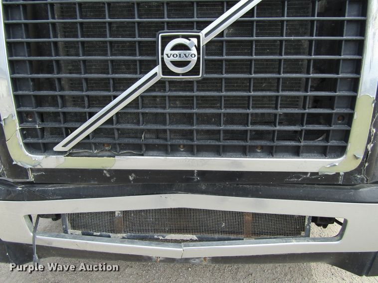 image for item GQ9048 2007 Volvo VNL semi truck