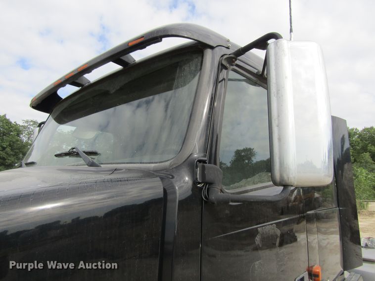 image for item GQ9048 2007 Volvo VNL semi truck