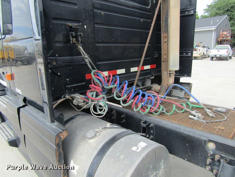 image for item GQ9048 2007 Volvo VNL semi truck