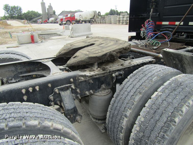 image for item GQ9048 2007 Volvo VNL semi truck