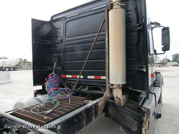 image for item GQ9048 2007 Volvo VNL semi truck