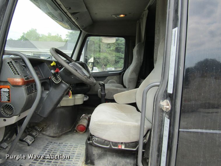 image for item GQ9048 2007 Volvo VNL semi truck