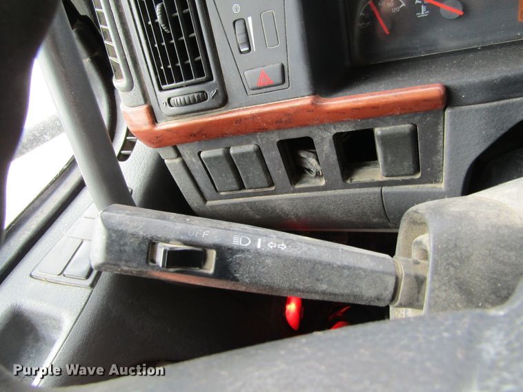 image for item GQ9048 2007 Volvo VNL semi truck