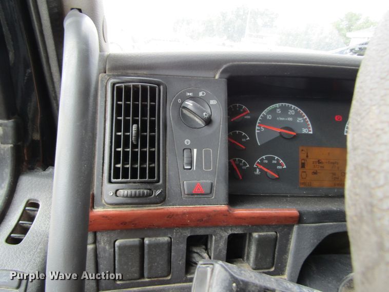 image for item GQ9048 2007 Volvo VNL semi truck