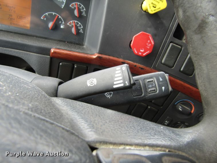 image for item GQ9048 2007 Volvo VNL semi truck