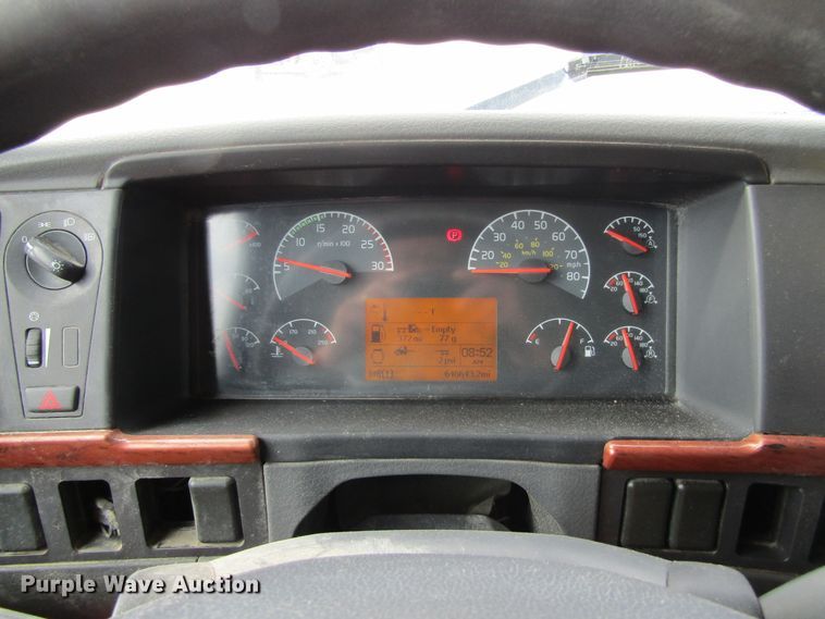 image for item GQ9048 2007 Volvo VNL semi truck