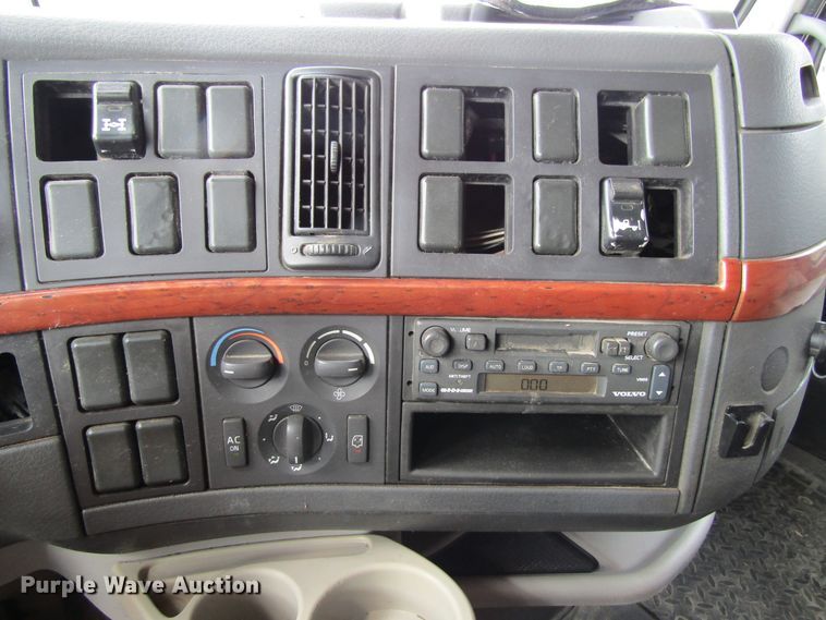 image for item GQ9048 2007 Volvo VNL semi truck