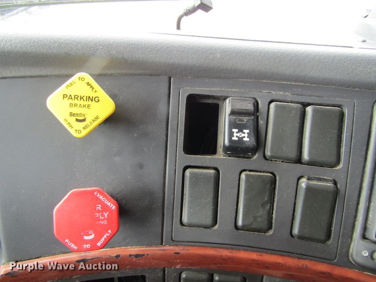 image for item GQ9048 2007 Volvo VNL semi truck