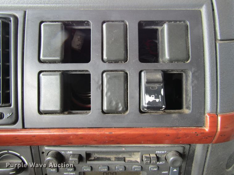 image for item GQ9048 2007 Volvo VNL semi truck