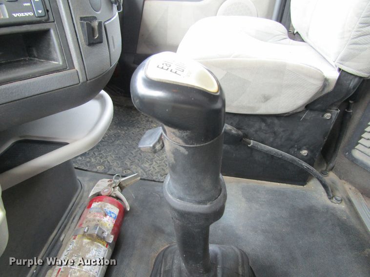 image for item GQ9048 2007 Volvo VNL semi truck