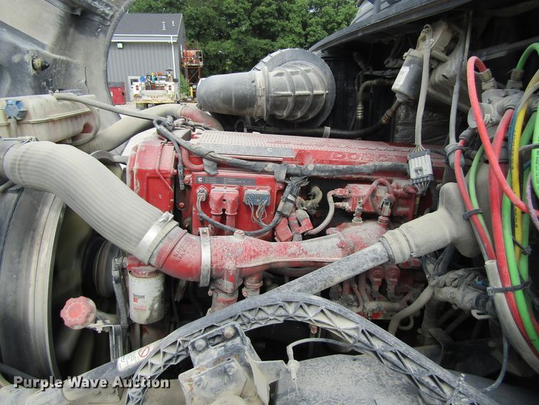 image for item GQ9048 2007 Volvo VNL semi truck