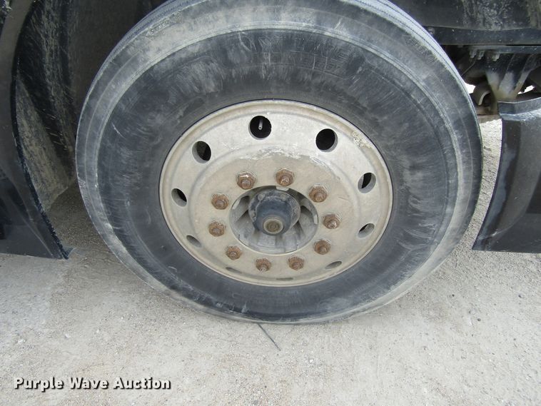 image for item GQ9048 2007 Volvo VNL semi truck