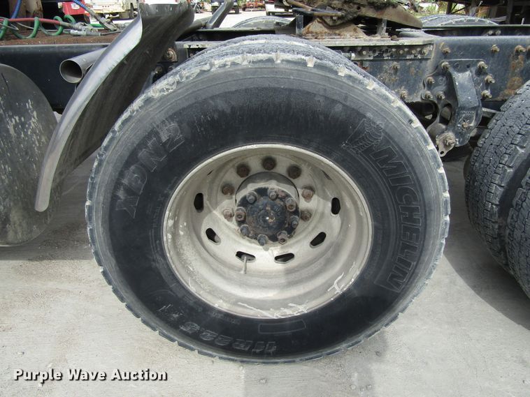 image for item GQ9048 2007 Volvo VNL semi truck