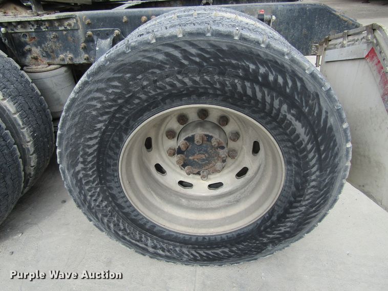 image for item GQ9048 2007 Volvo VNL semi truck