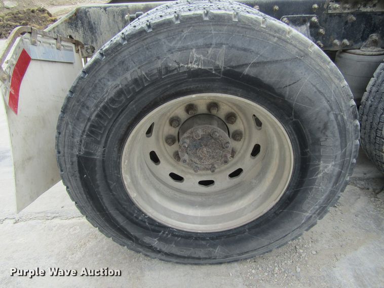 image for item GQ9048 2007 Volvo VNL semi truck