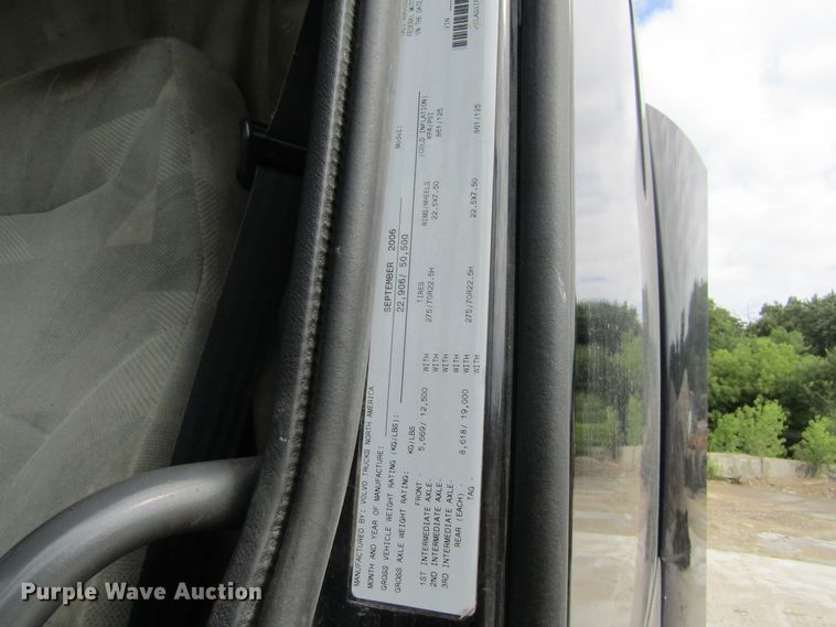 image for item GQ9048 2007 Volvo VNL semi truck