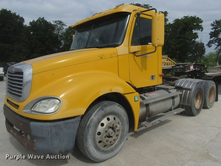 image for item GQ9049 2004 Freightliner Columbia semi truck