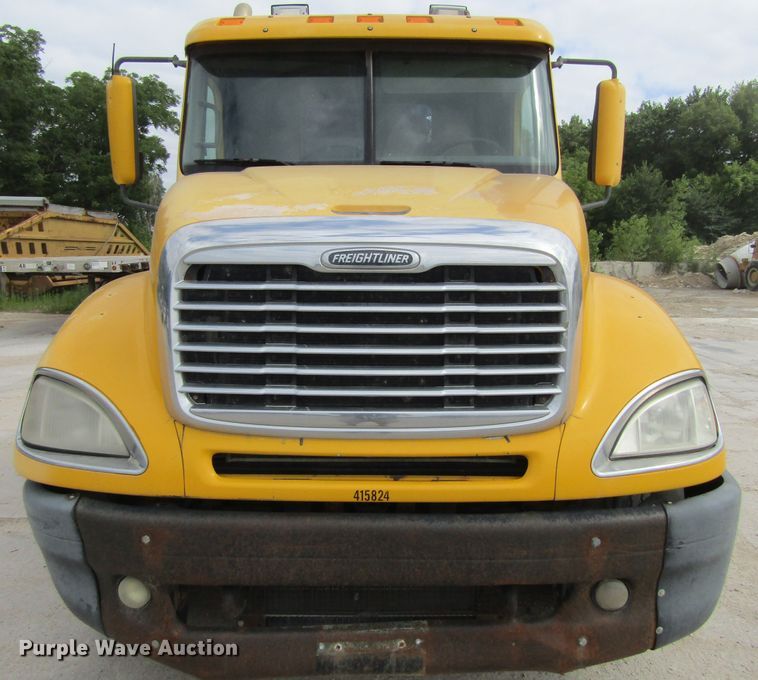image for item GQ9049 2004 Freightliner Columbia semi truck