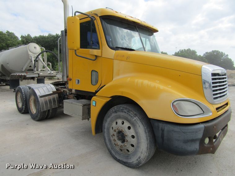 image for item GQ9049 2004 Freightliner Columbia semi truck