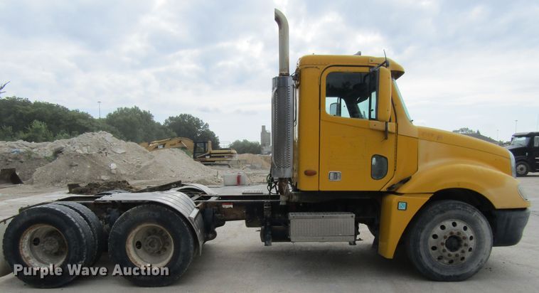 image for item GQ9049 2004 Freightliner Columbia semi truck