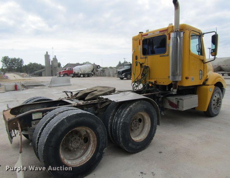 image for item GQ9049 2004 Freightliner Columbia semi truck