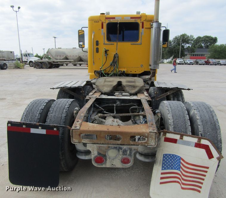 image for item GQ9049 2004 Freightliner Columbia semi truck