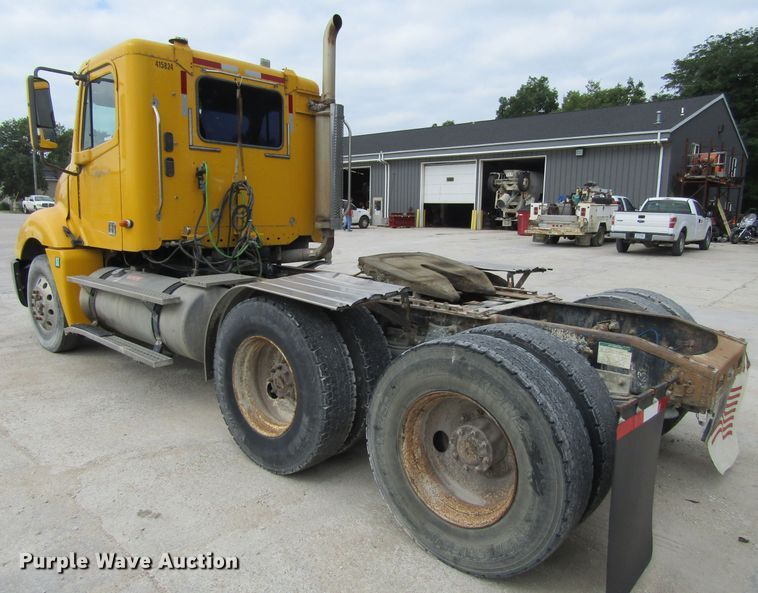 image for item GQ9049 2004 Freightliner Columbia semi truck