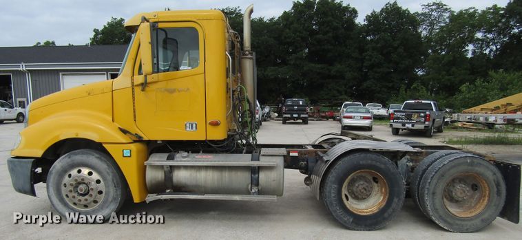 image for item GQ9049 2004 Freightliner Columbia semi truck