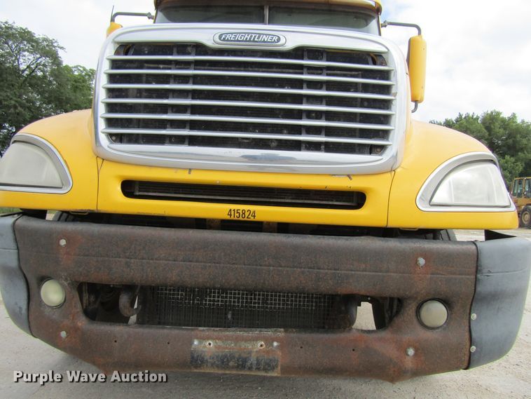 image for item GQ9049 2004 Freightliner Columbia semi truck