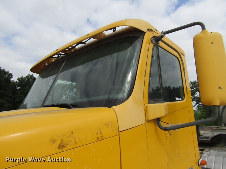 image for item GQ9049 2004 Freightliner Columbia semi truck