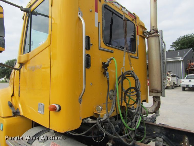 image for item GQ9049 2004 Freightliner Columbia semi truck