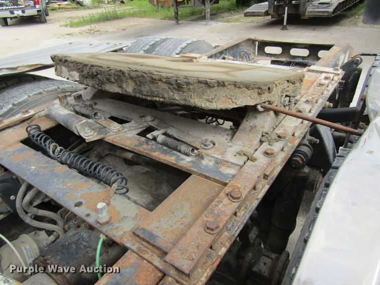 image for item GQ9049 2004 Freightliner Columbia semi truck