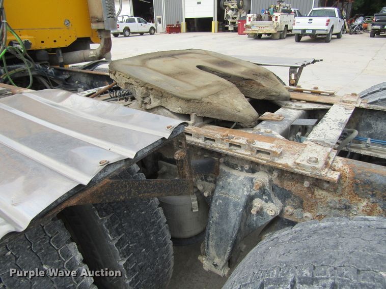 image for item GQ9049 2004 Freightliner Columbia semi truck